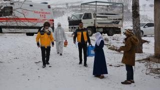 Karlı tepeleri aşıp en ücra köylere şifa dağıtıyorlar
