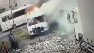 İstanbul'da 3 kişi minibüsü ateşe verip kaçtı: O anlar kamerada