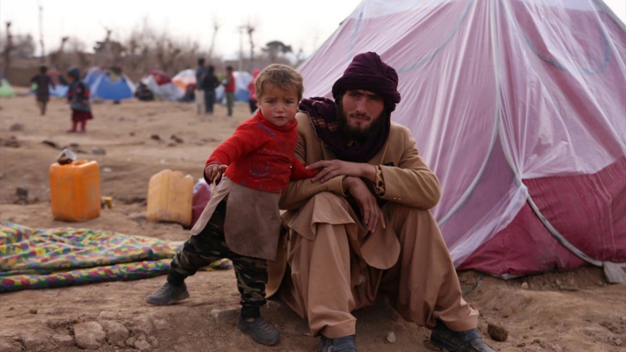 Soğuk ve açlık nedeniyle insanlar ölüyor