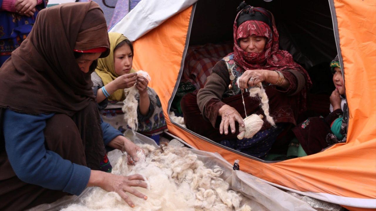 Kadınlar yünden ip yaparak 2 günde bir 1 dolar kazanıyor