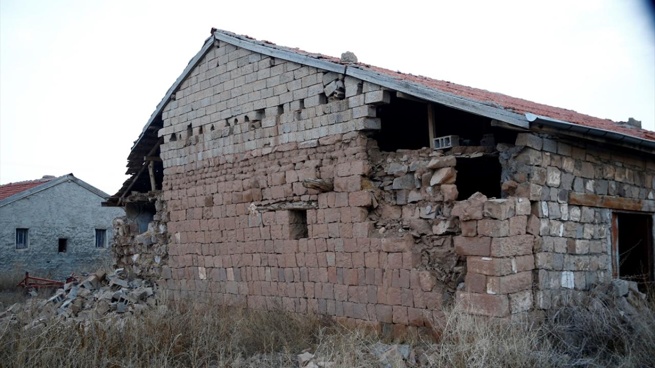 "Birkaç evimizde çatlak var"