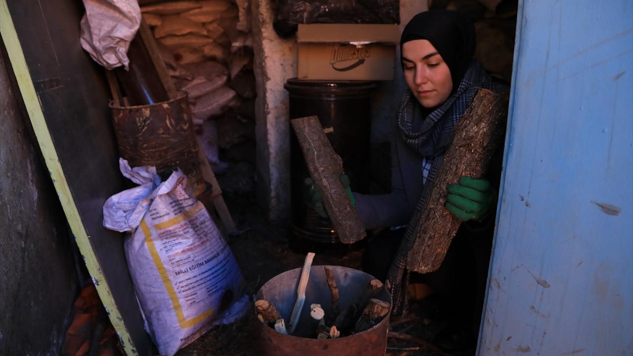 Her sabah sobayı yakarak sınıfı öğrenciler için hazırlıyor
