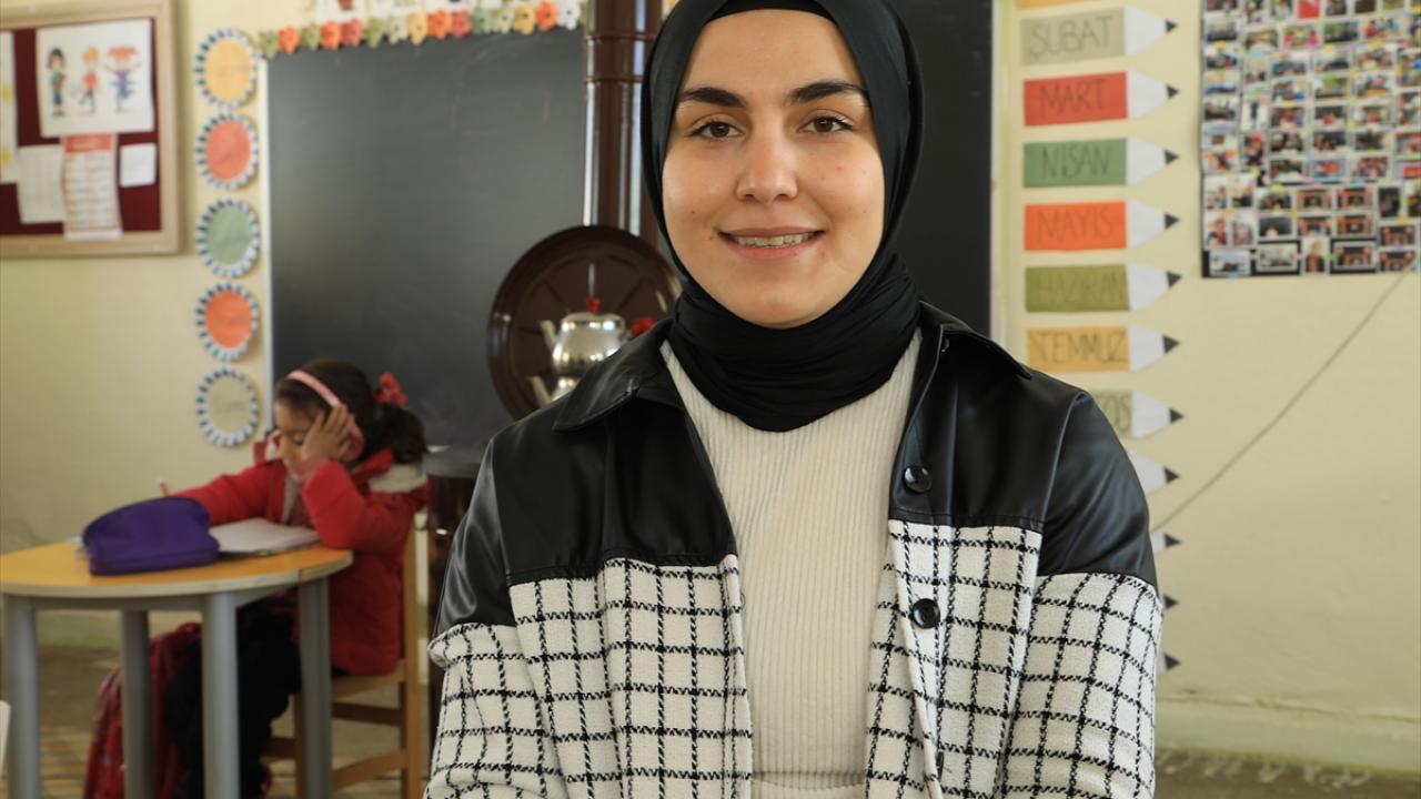 Okulun müdürü, öğretmeni ve hizmetlisi