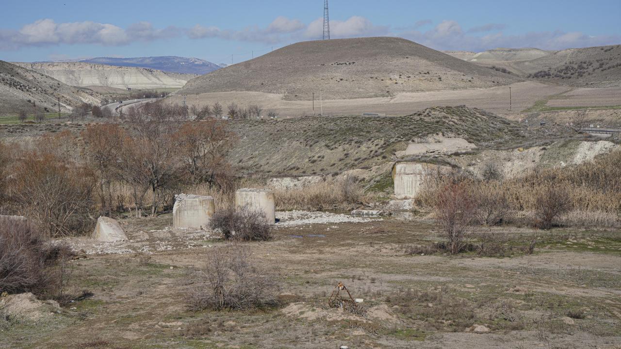86 yıllık köprüyü çaldı