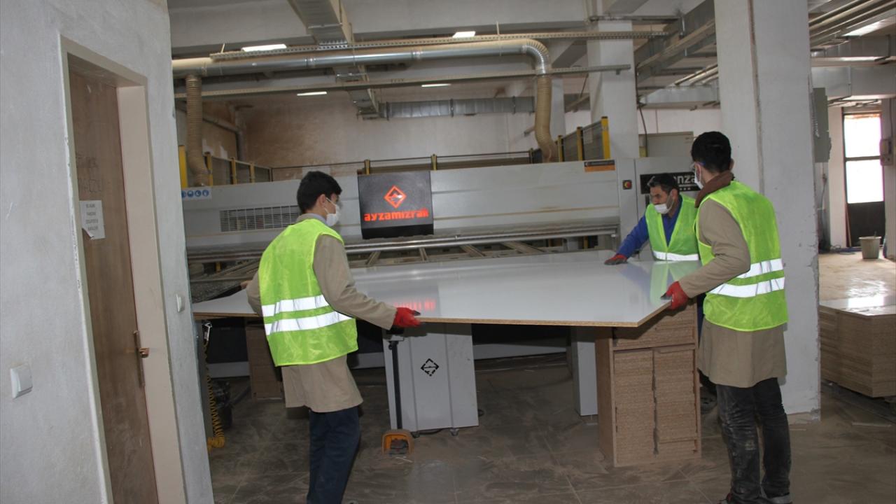 "Okulumuz, tam bir fabrika edasında çalışmada bulunuyor"