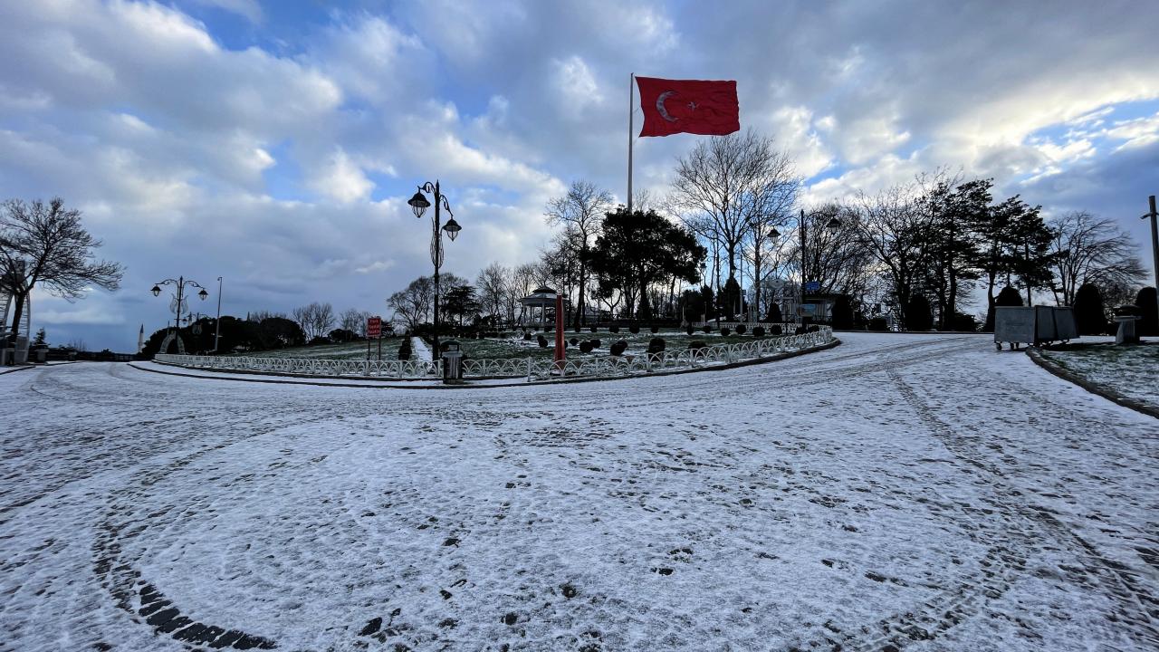 Kar yağışı İstanbul`da da etkili oluyor