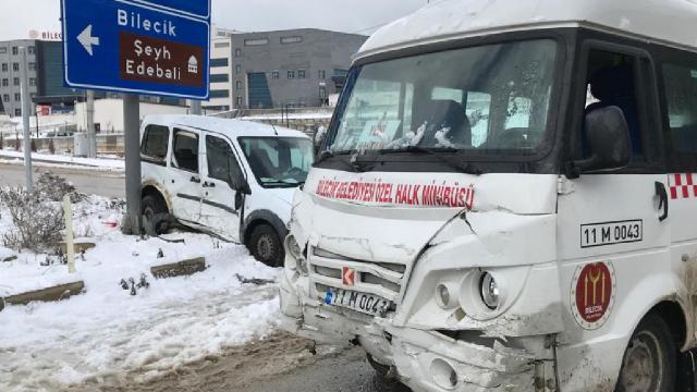 Bilecikte yolcu minibüsü ile hafif ticari araç çarpıştı