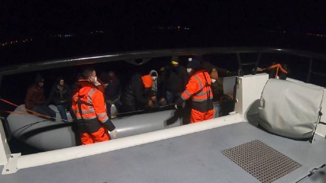 Ayvalık açıklarında 17 düzensiz göçmen kurtarıldı