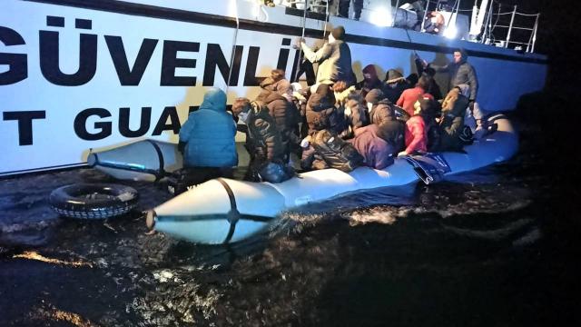 Türk kara sularına itilen 25 düzensiz göçmen kurtarıldı