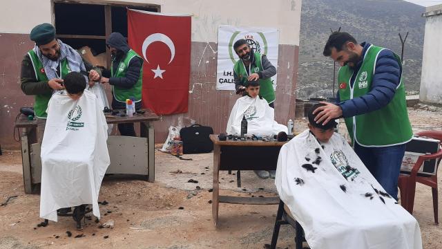 Erzurumlu berberler İdlibli çocukları tıraş ederek sevindirdi