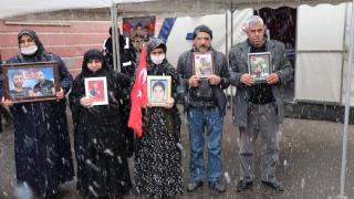 Evlat nöbeti kar altında da sürüyor