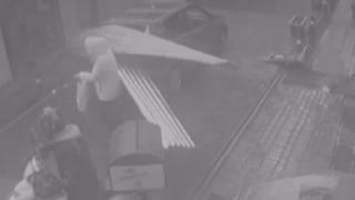 Fırtınada uçan sac levhalar iki kişiyi yaraladı