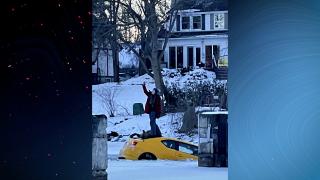 Donmuş gölde kullandığı araç battı