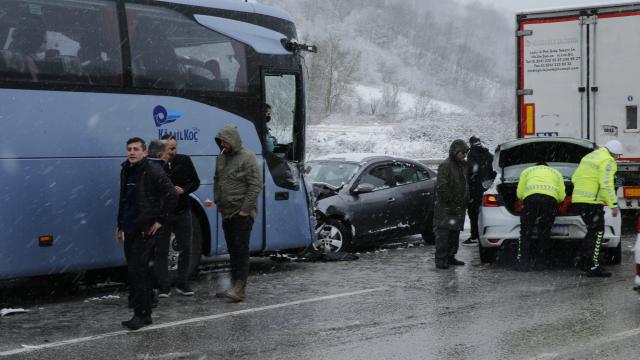 Samsunda polisler kazalardan dolayı trafiğin aksamaması için yoğun mesai harcadı