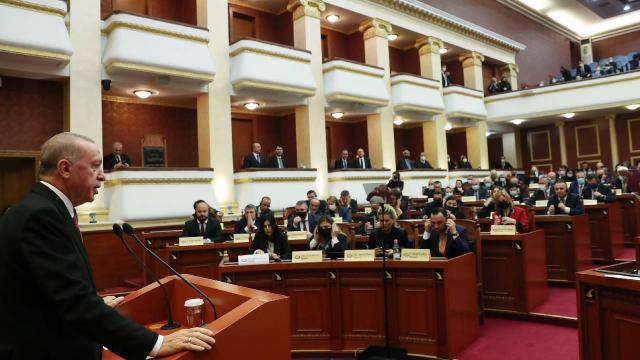 Cumhurbaşkanı Erdoğan: Arnavutluktan FETÖye karşı harekete geçmesini bekliyoruz
