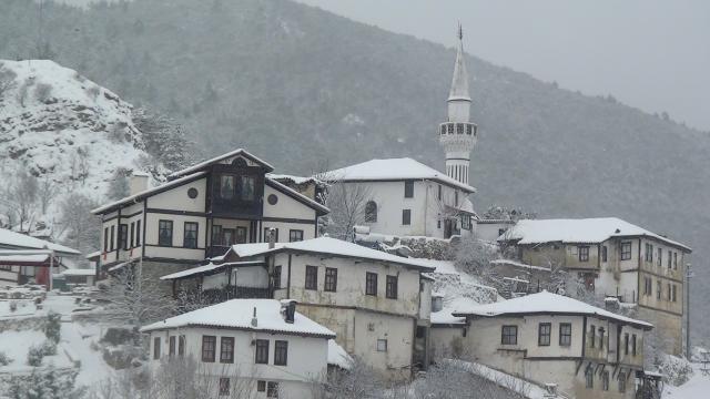 `Sakin şehir` Taraklıdaki tarihi konaklar karla beyaza büründü