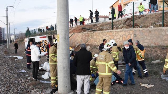 Kırıkkalede servis midibüsü tren yoluna devrildi: 15 yaralı
