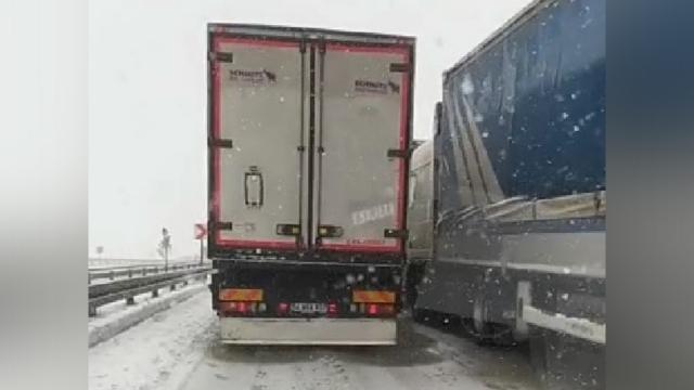 Bursada kayan tır hendeğe düştü: Yol ulaşıma kapandı
