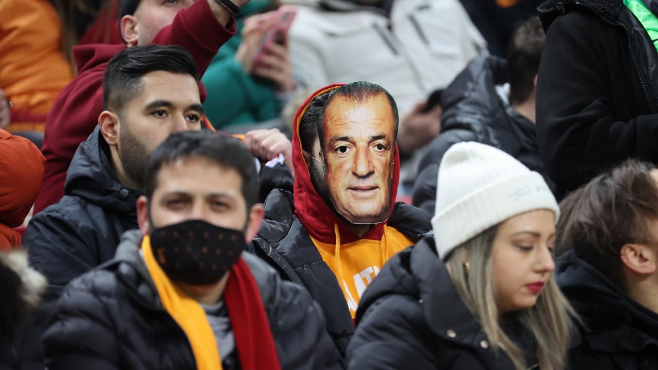 Tribünlerde "Fatih Terim" tezahüratı