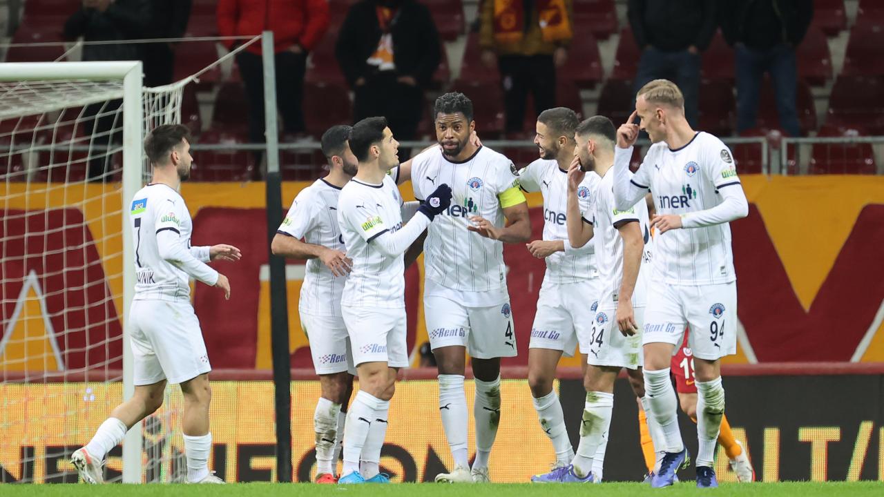 Eski takımına gol atan Donk sevinmedi