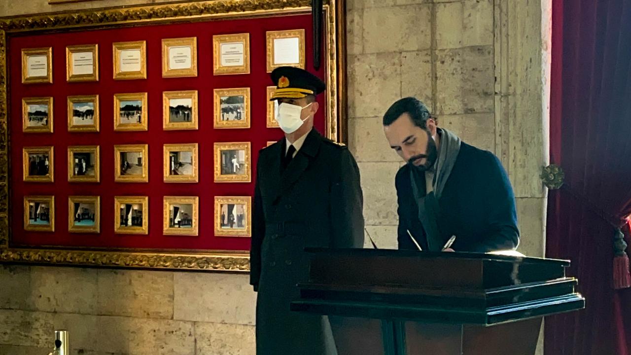 El Salvador Devlet Başkanı Bukele Anıtkabir'i ziyaret etti