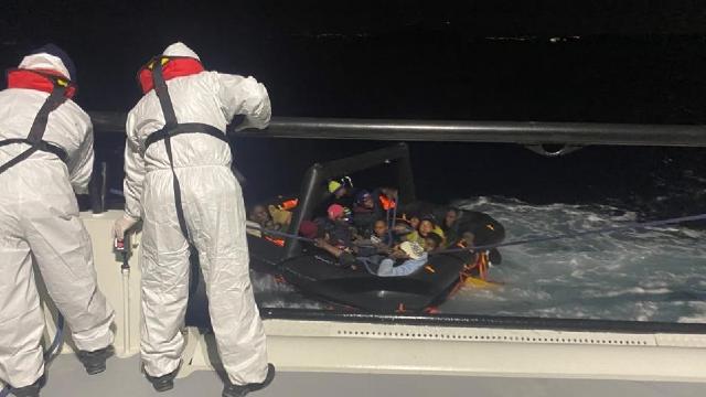 İzmirde 15 düzensiz göçmen kurtarıldı