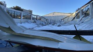 Üzerinde kar biriken spor salonunun çatısı çöktü