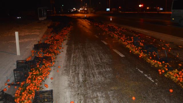 Yola saçılan mandalinalar trafiği aksattı