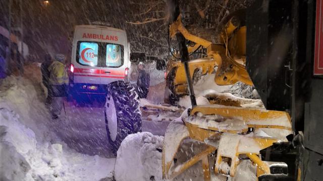 Sinopta hastalar zor şartlarda hastanelere ulaştırılıyor