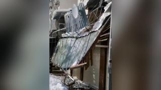 Kardan çöken tentenin altında kalmaktan saniyelerle kurtuldu