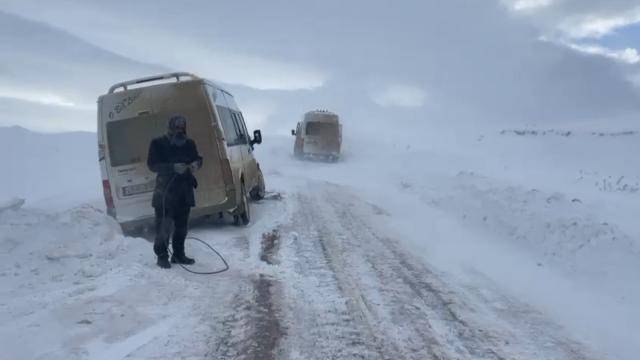 Vanda mahsur kalan öğrenciler kurtarıldı