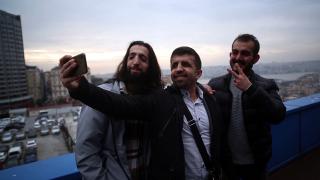 Yüzümüzle Mutluyuz