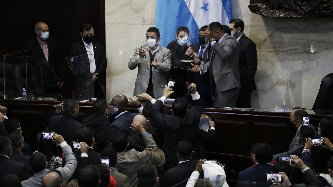 Vekiller kürsüye tırmandı