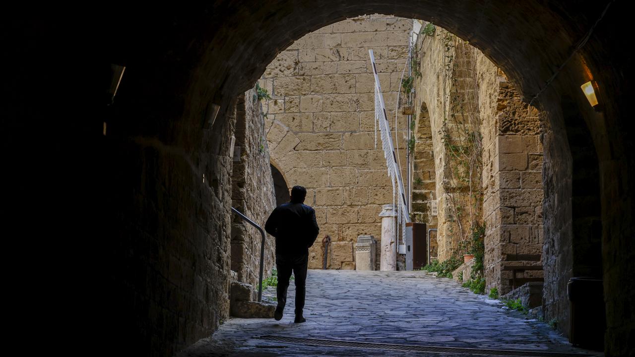 Kale, Türkiye`nin güneyinde Akdeniz bölgesinde yer alan Toros Dağlarını görüyor