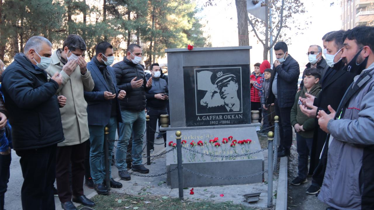 Kupayı alıp kabrine götürdüler