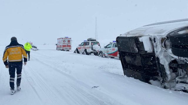 Aksarayda tur otobüsü şarampole devrildi: 4 yaralı