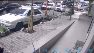 Freni boşalan otomobilin altında kalmaktan son anda kurtuldu