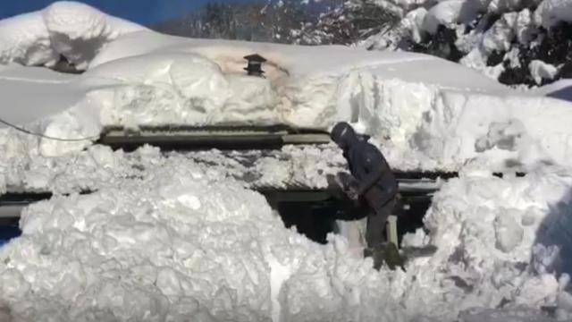 Artvin de çatılar kardan temizleniyor