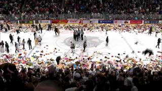 ABD'de buz hokeyi liginde sahaya pelüş oyuncak yağdı