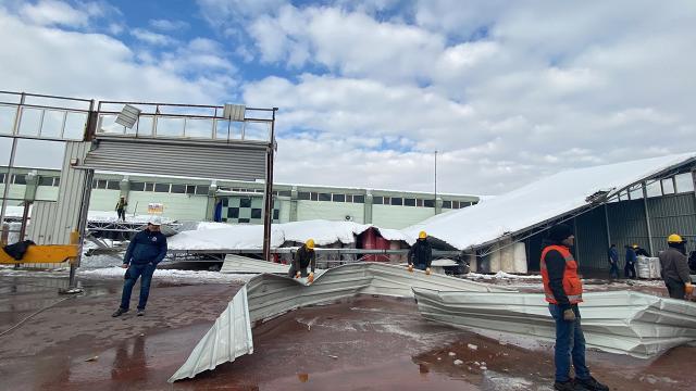 Gaziantepte yoğun kardan fabrikanın çatısı çöktü