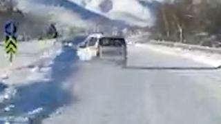 Karda direksiyon hakimiyetini kaybetti, refüje çarptı