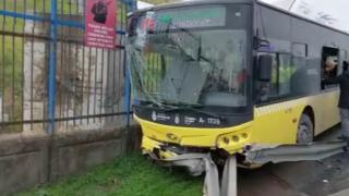 İETT otobüsü demir korkuluklara çarptı: 5 yaralı