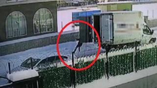 Yolda yürürken kamyonetin açılan kapısı çarptı