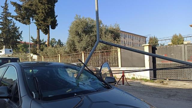Otomobilin üzerine aydınlatma direği düştü