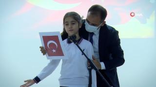 Sahnede şiirinin sözlerini unuttu