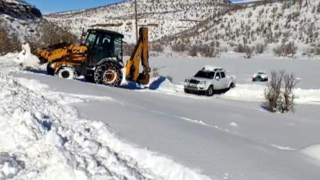 Siirtte karda mahsur kalan 2 hasta tedavi altına alındı
