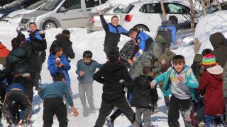 Şırnak’ta polisler çocuklarla kar topu oynadı