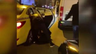 Ücret konusunda turistlerle tartışan taksiciye gözaltı