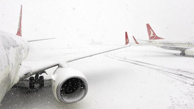 İstanbulda hava ulaşımına "kar" engeli: 31 uçuş iptal