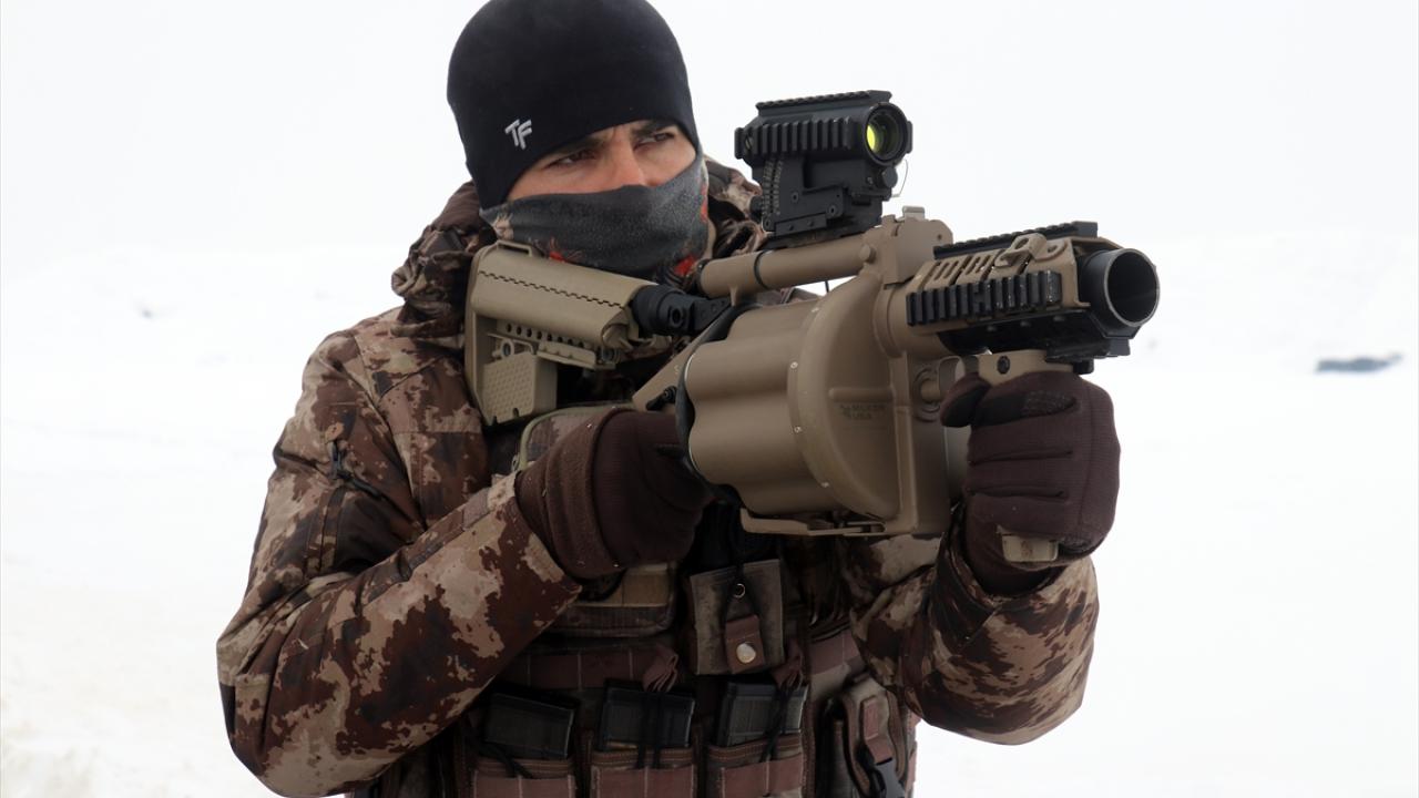 Yarım metre karda terör operasyonlarına çıkıyorlar